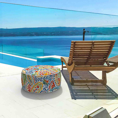 Ottoman inflatable in pool